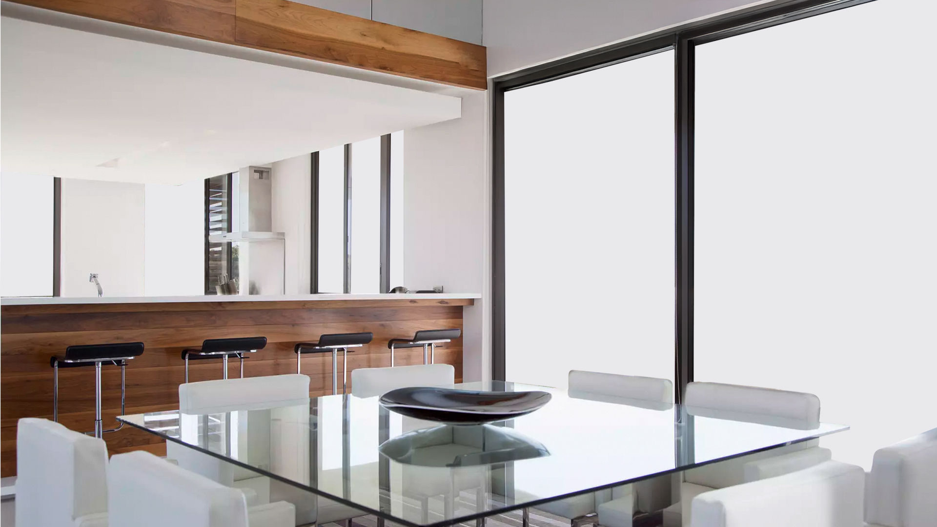 Interior con ventanales transparentes y vista al exterior