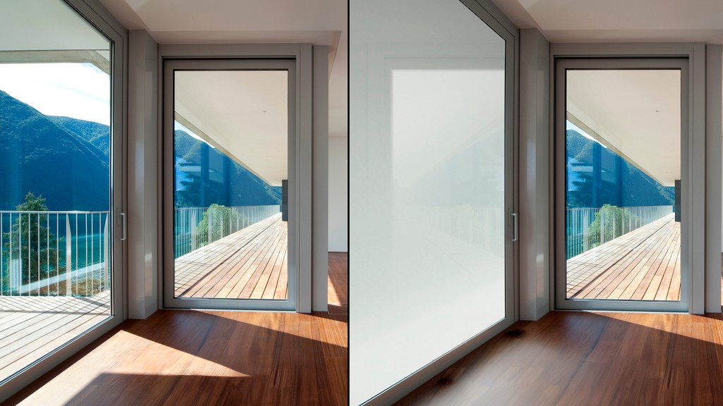 Puerta de vidrio con Smart Film transparente y opaco lado a lado